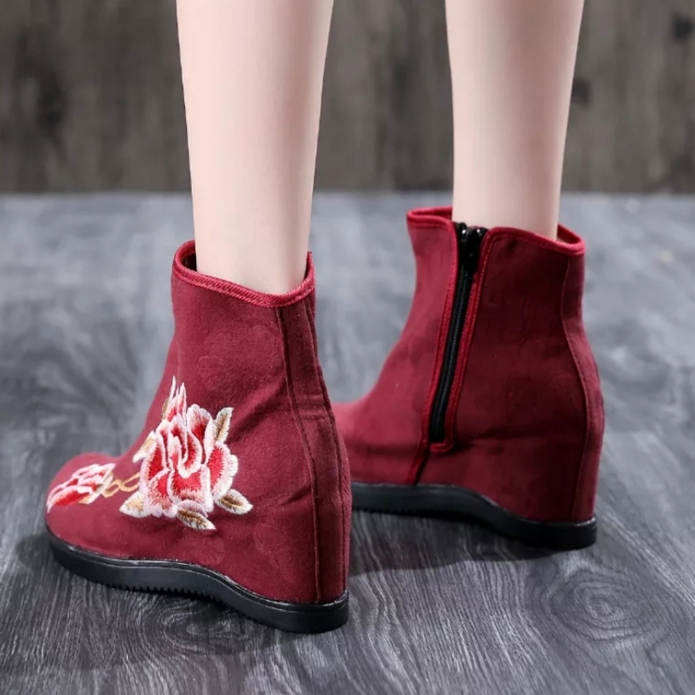 ♥️NWT Red Autom boots wuth Embroidered Flower. 9.5